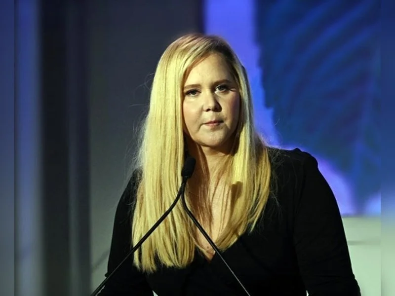 Amy Schumer ushers in 2026 solo, spaghetti in hand