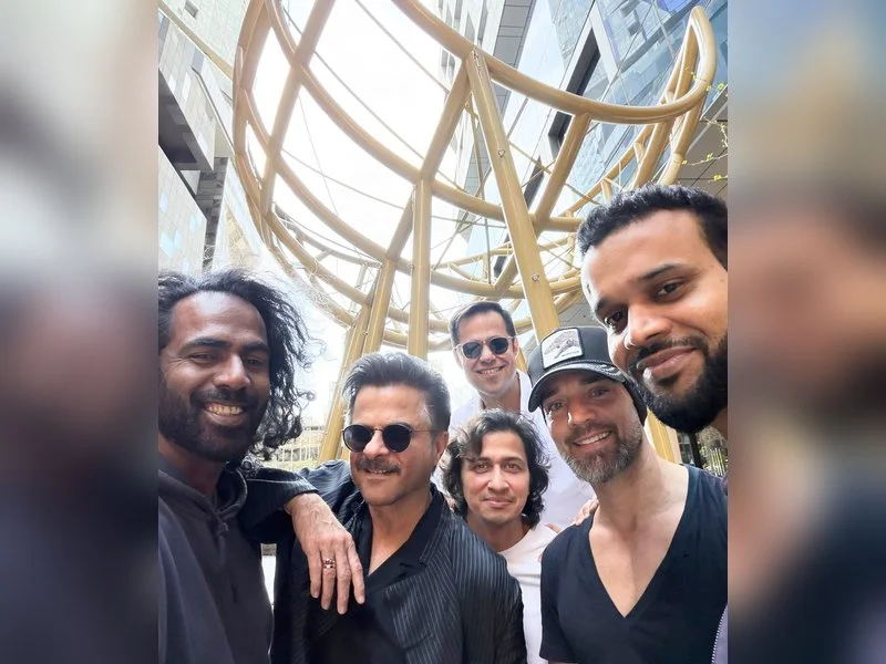 Anil Kapoor flaunts Australia trip while daughter breeds