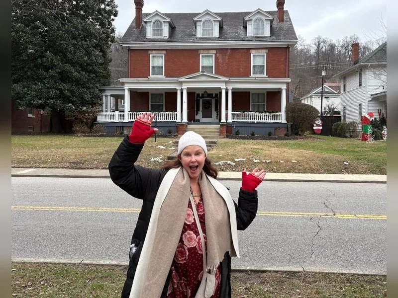 Ashley Judd sips snow cones, walks Kentucky roots