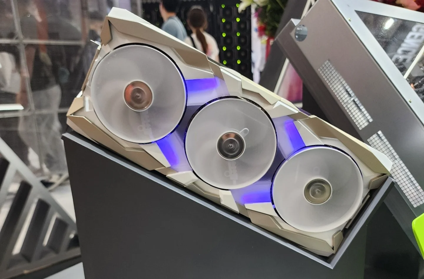 AURAS Teases 600W RTX Coolers and Liquid Mobo