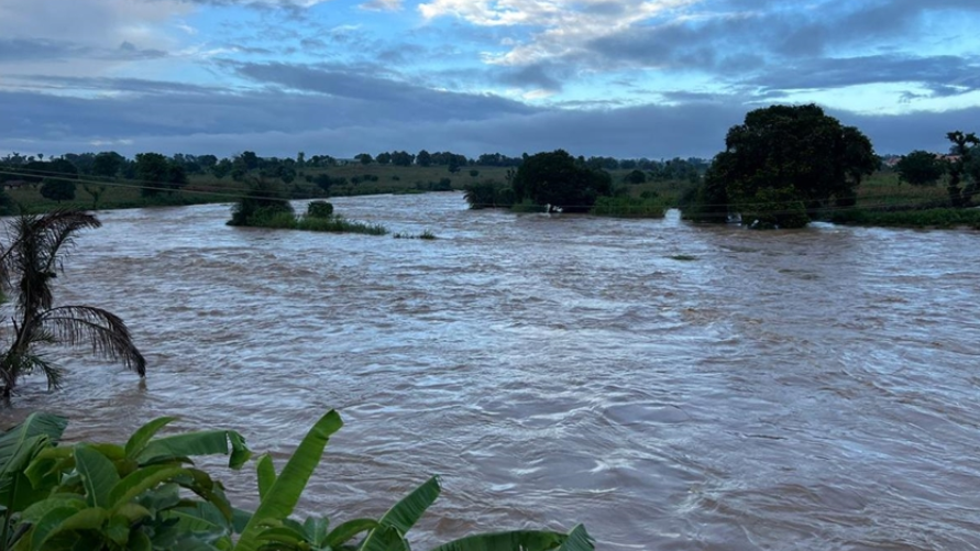 Bangladesh faces floods as rivers swell from rains