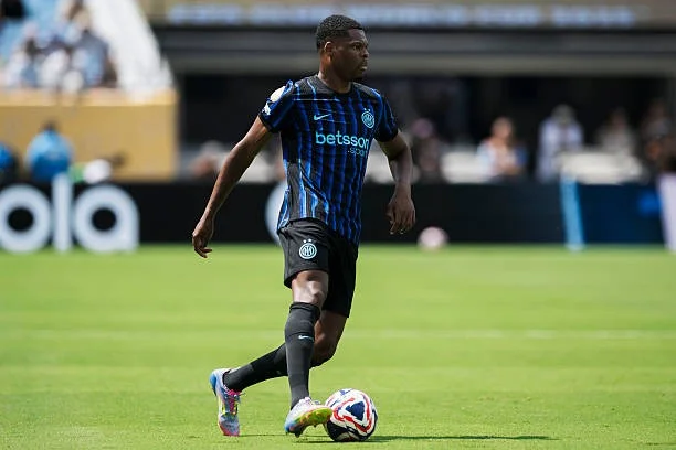 Barcelona Eyes Denzel Dumfries but Financial Hurdles Delay Deal