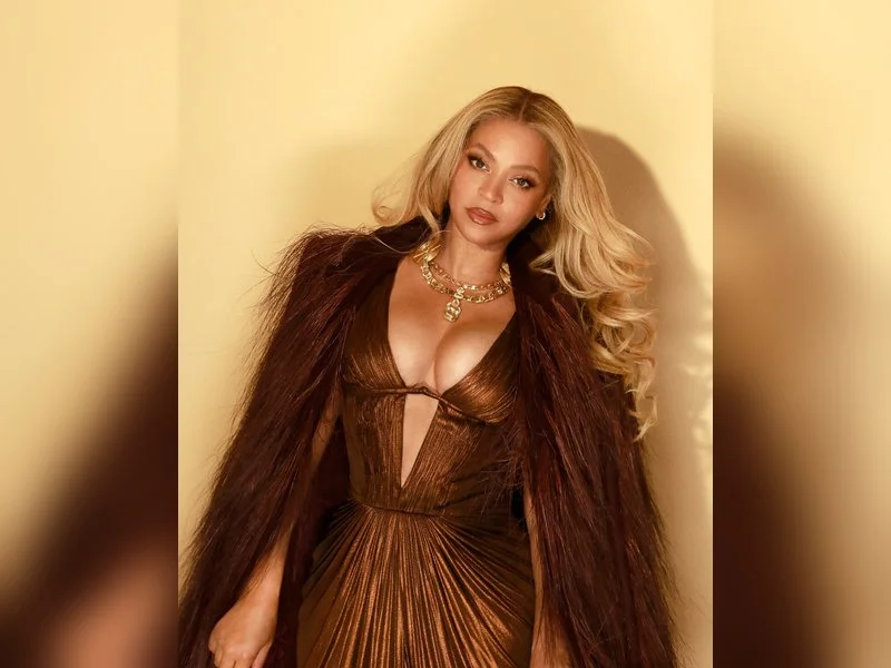 Beyonce stacks cash, joins billionaire music elite