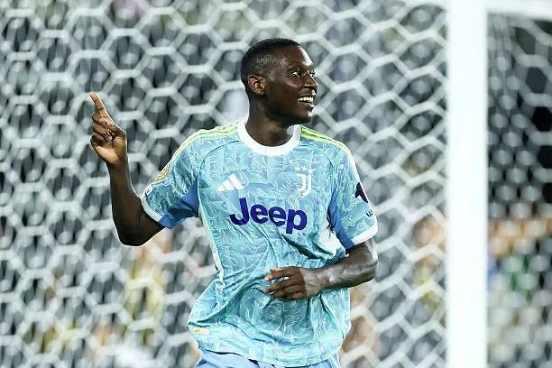 Chelsea and United battle for Kolo Muani