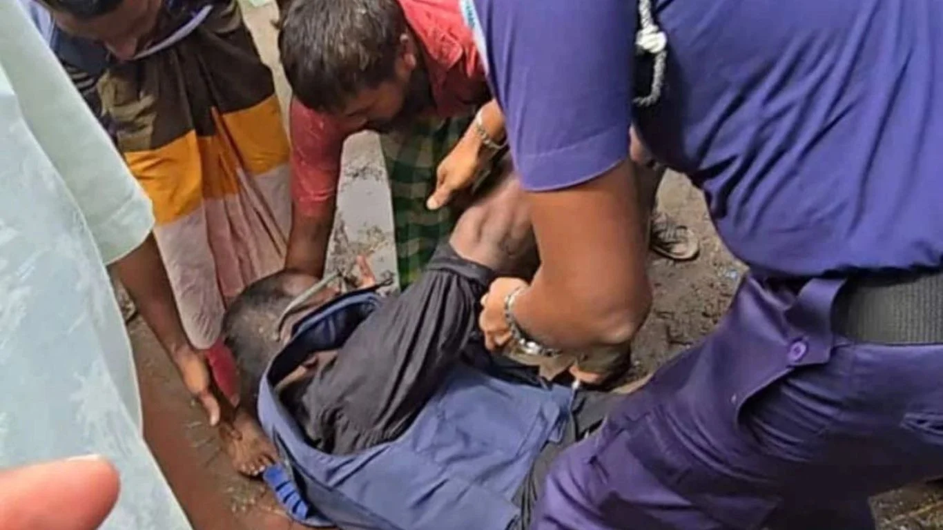 Cop beaten by mob after arresting extortionists