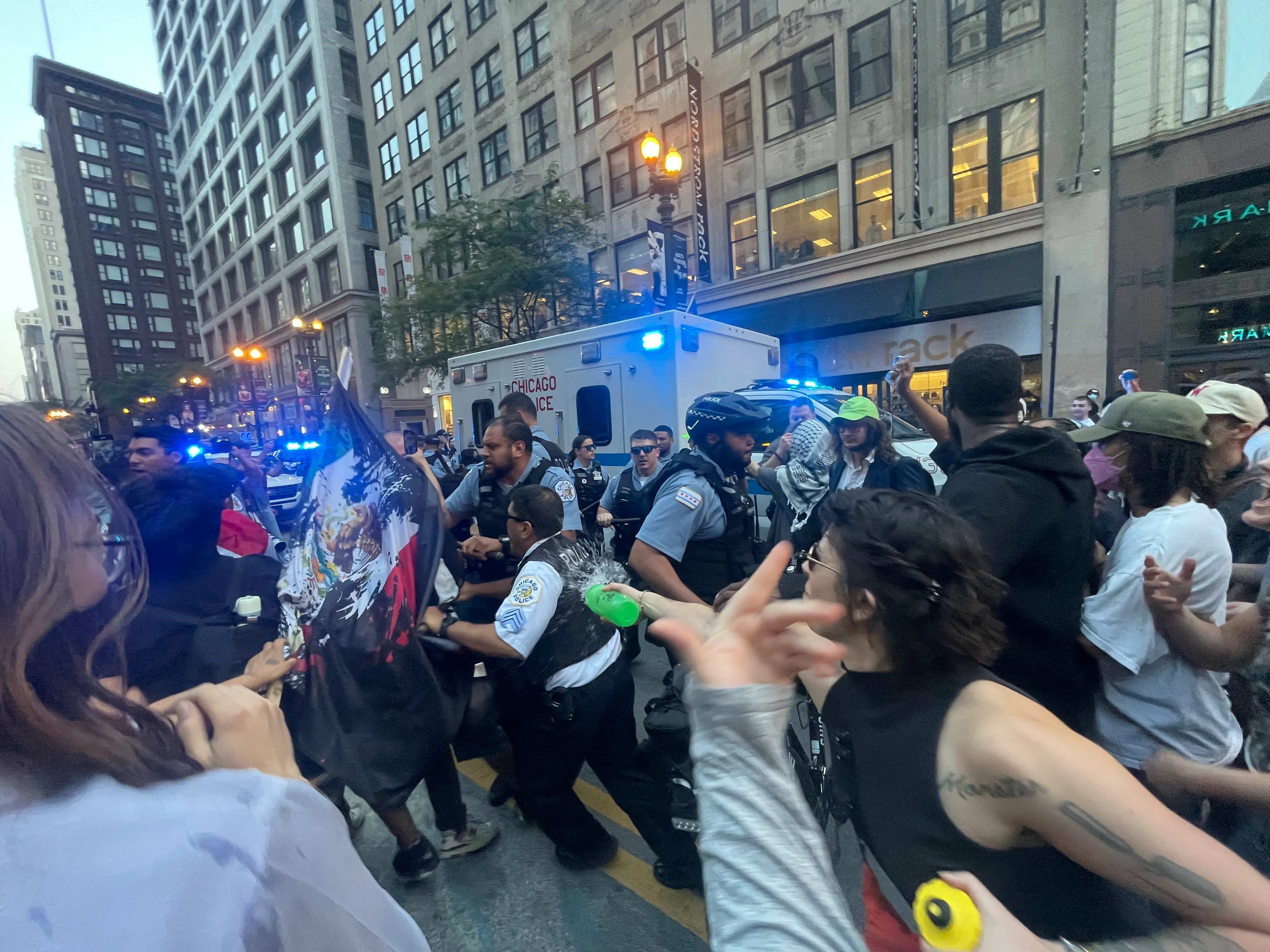 Court lifts Chicago protest limits on agents