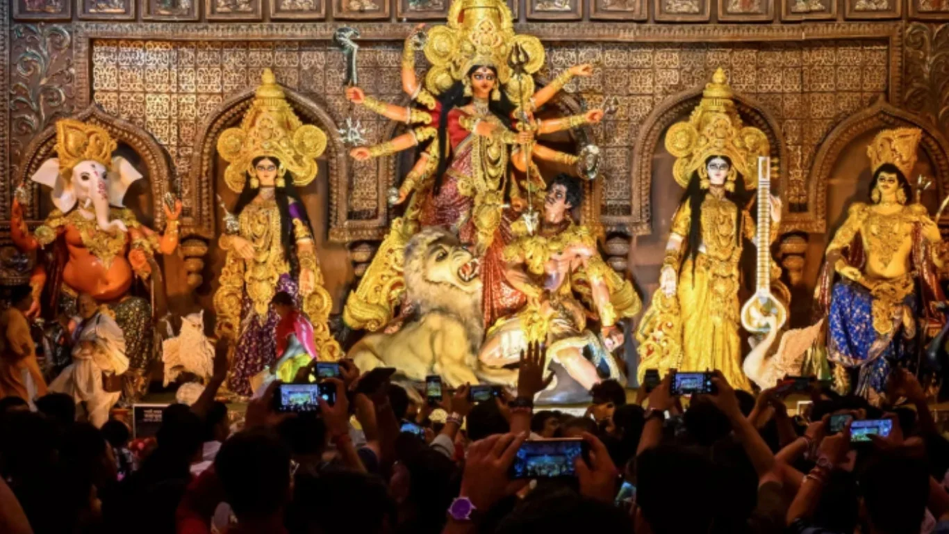 Dhaka ditches beds for Puja, heads for Kuthibari