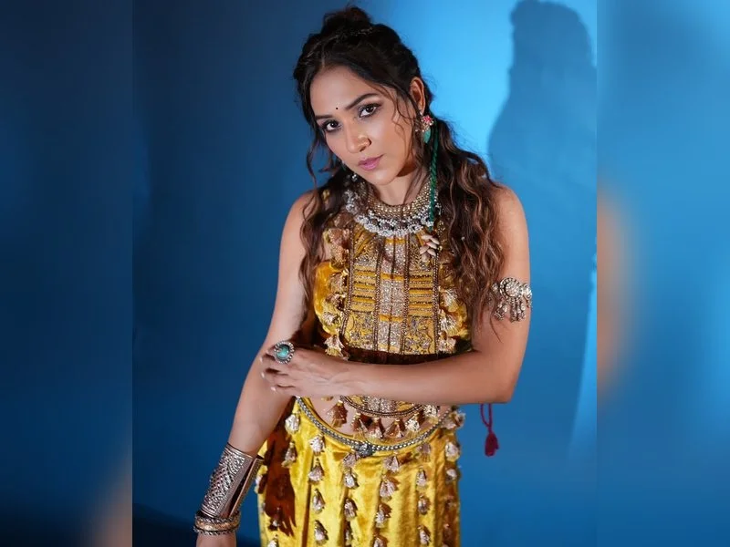 Elli AvrRam goes sensual in Neeti Mohan's Zaar Zaar