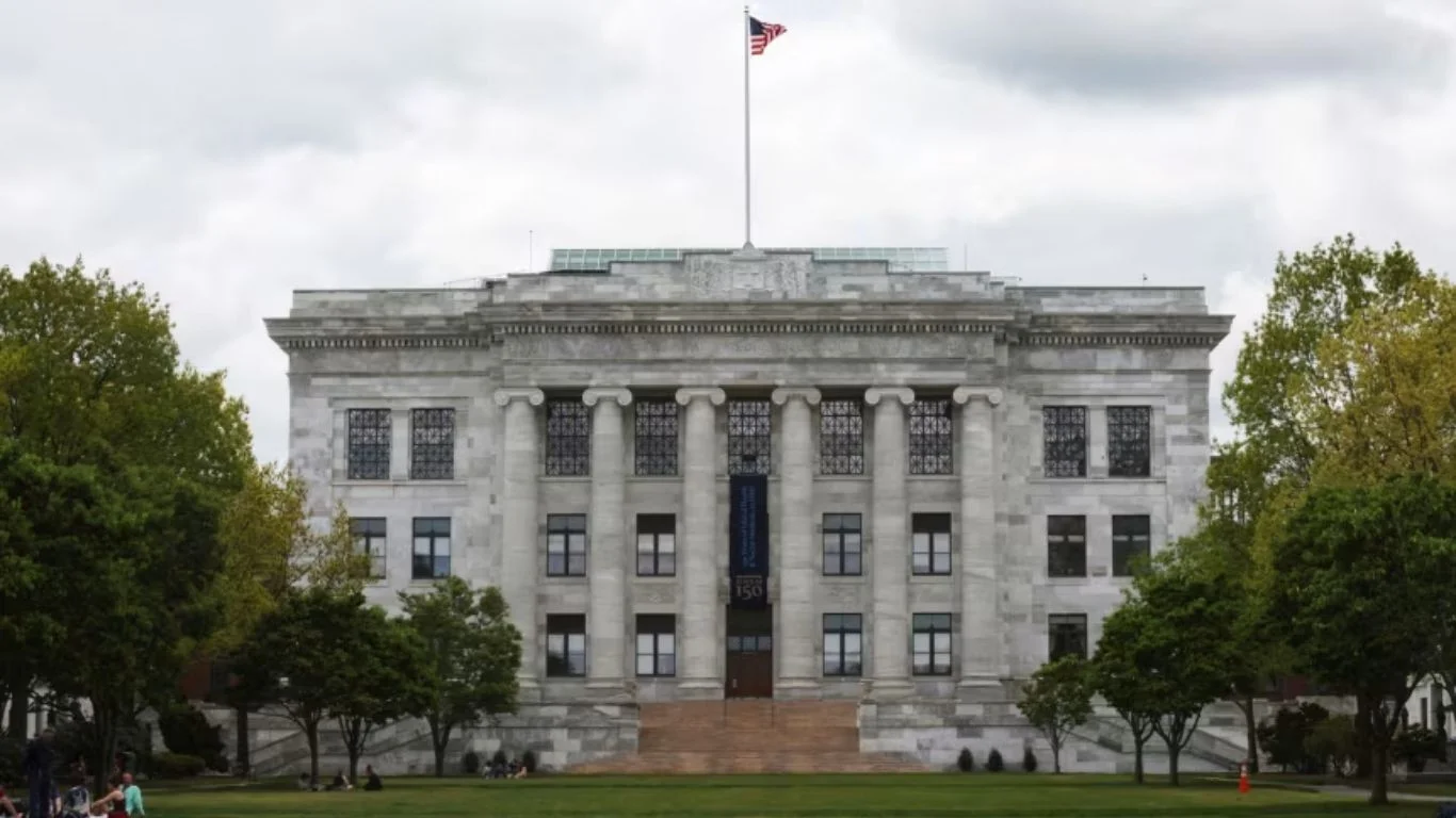 Explosion rocks Harvard Medical Building, two flee