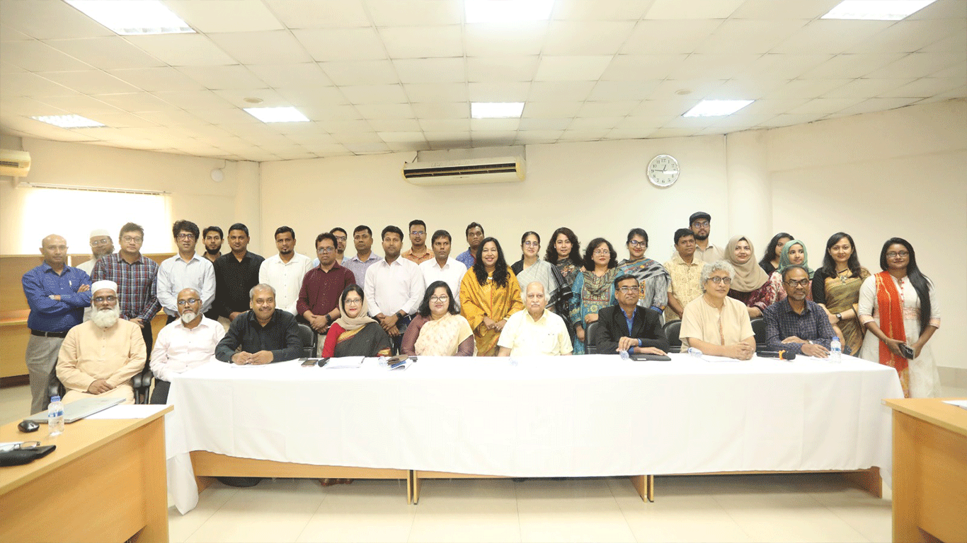 Faiz snarls at ivory tower slackers in Dhaka
