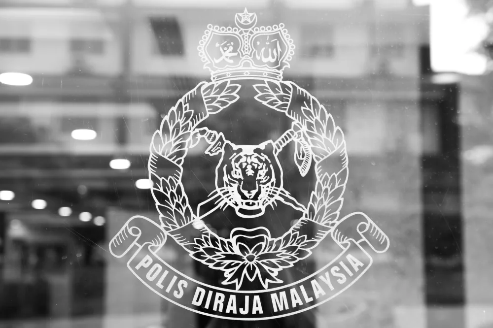 Flare at Kuala Lumpur rally prompts scuffle, injures officer