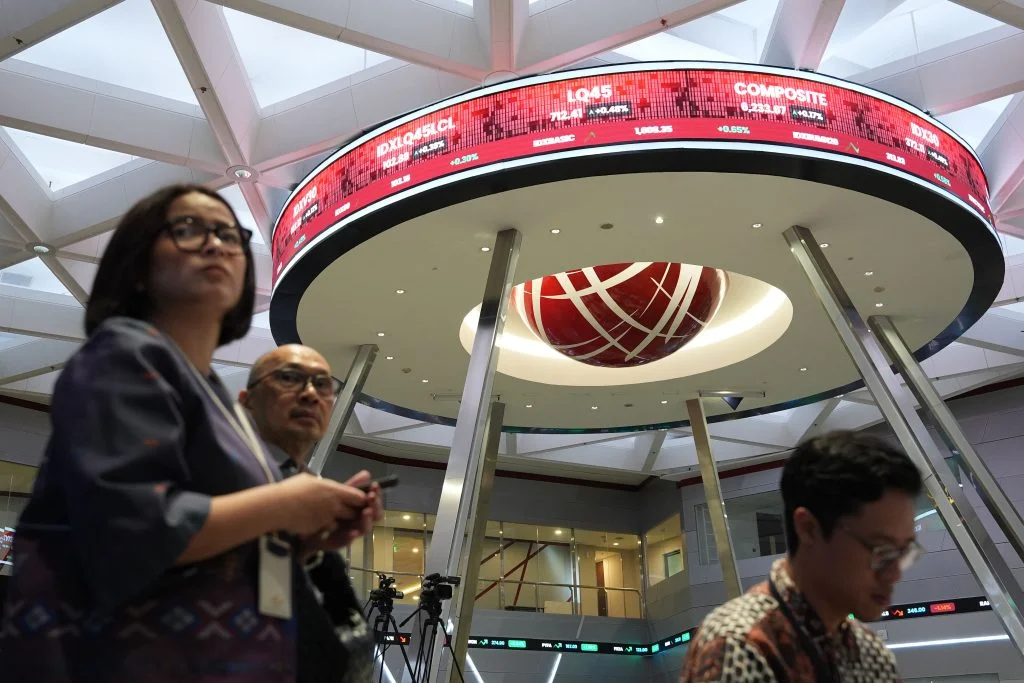 Global bond buyers flee deficits in the US and Japan for an emerging Asia safe haven