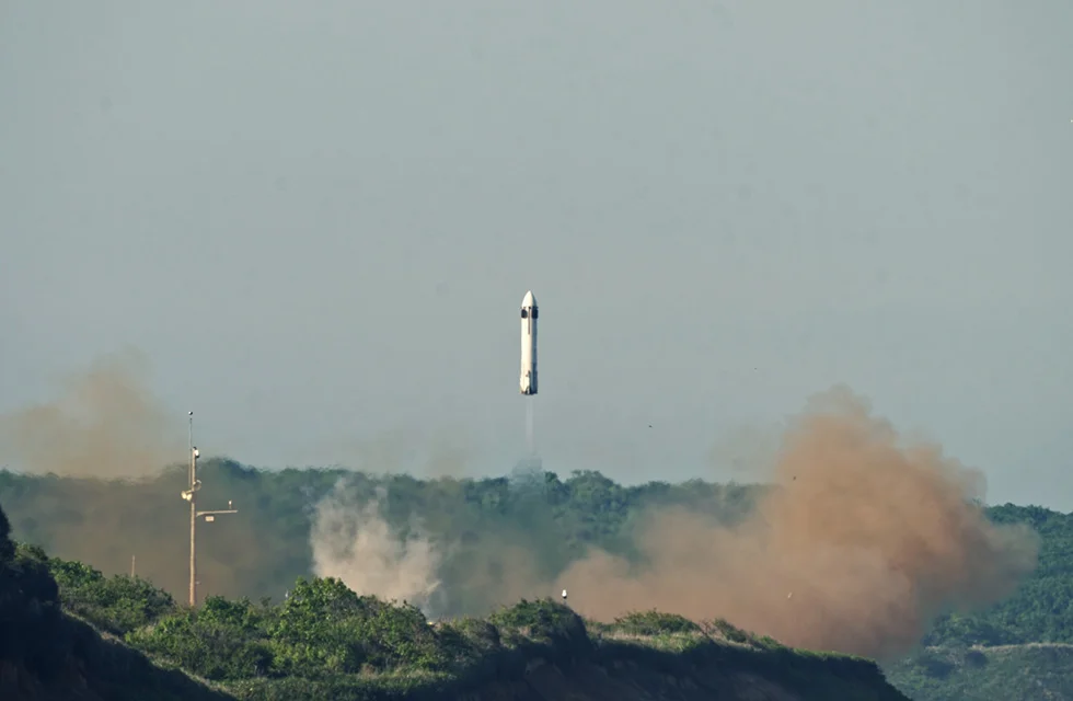 Honda Rocket Nails Landing After 300M Flight