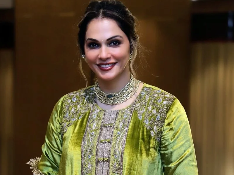 Isha Koppikar sings in Mumbai rain while sipping coffee and reminiscing