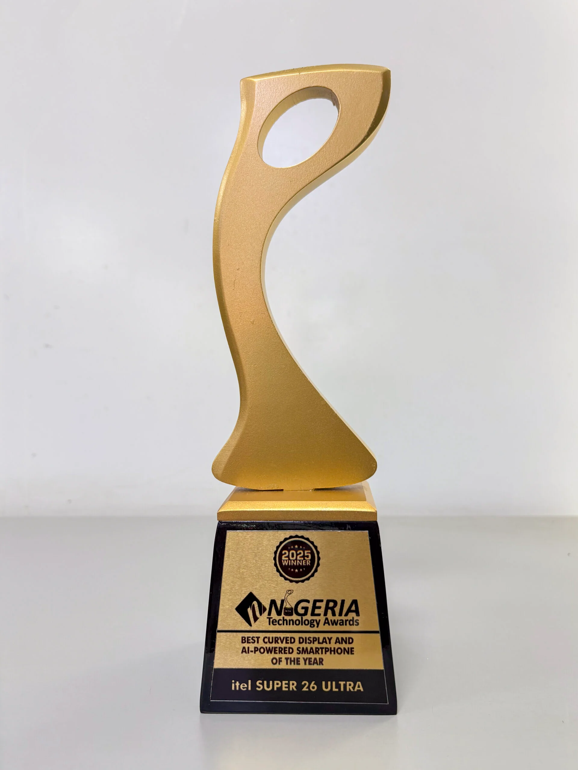 itel SUPER 26 Ultra nabs top curved display award