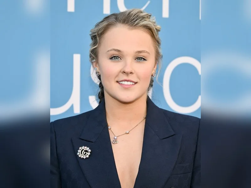 JoJo threatens proposal if Chris waits till 2032