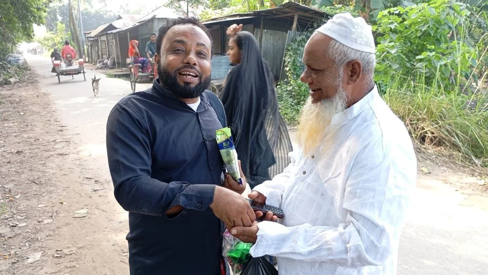 Journalist Mofidul Islam supports farmers with seeds, saplings