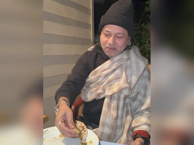 Kailash Kher enjoys Chulhe ki roti in a Himalayan home