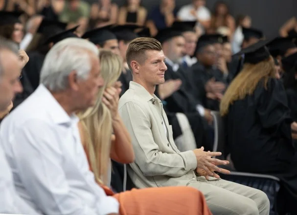 Kroos Trolls Flick for Bench Rule