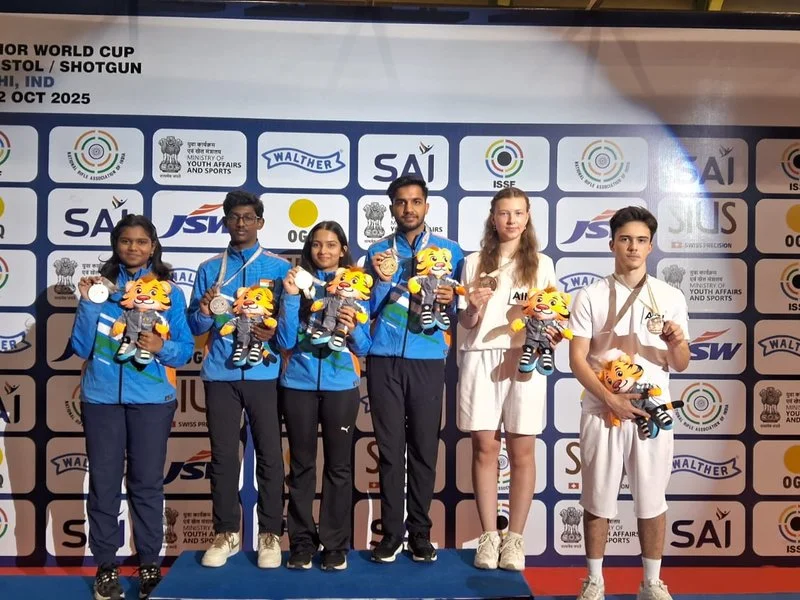 Kshirsagar and Pranav choke, hand gold to teammates