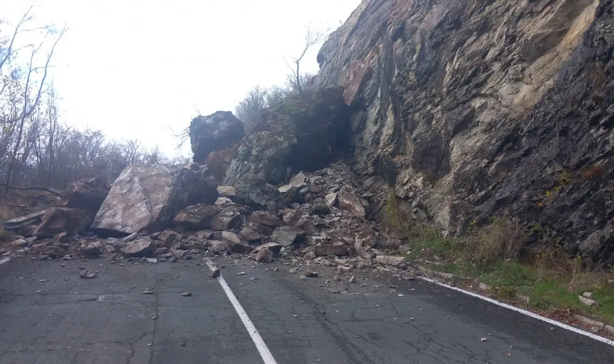 Landslide cleanup speeds up, as Troyan Pass awaits reopening