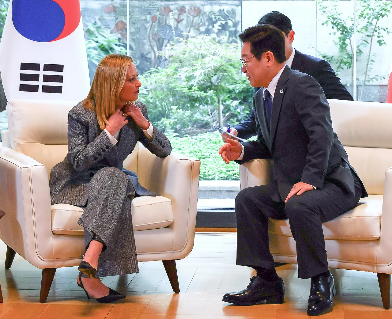 Lee and Meloni whisper sweet AI nothings at UN