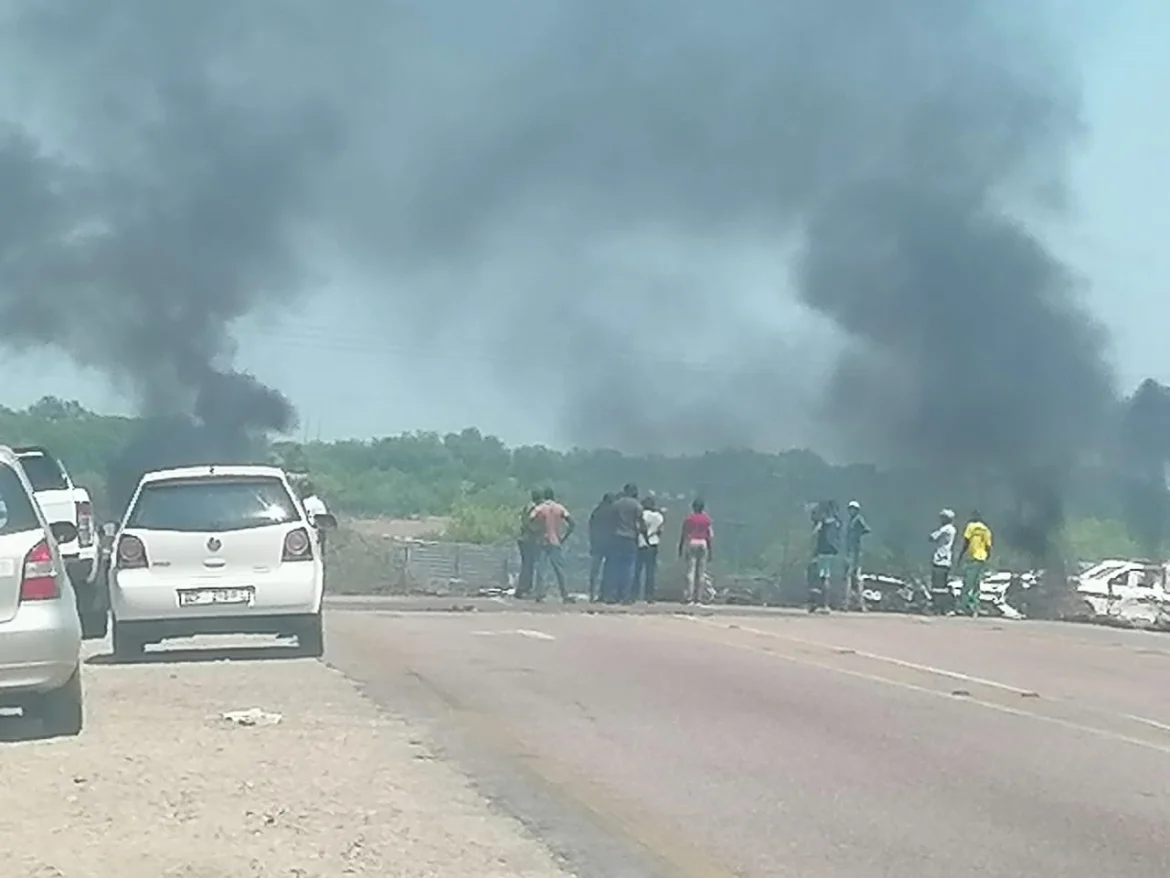 Limpopo R40-R71 protest shuts road