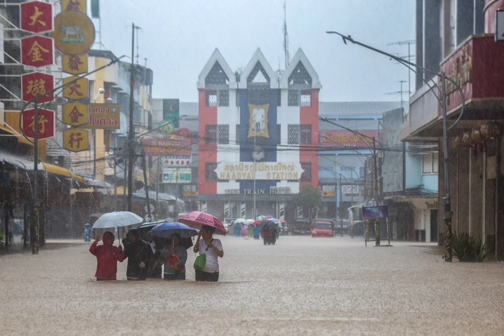 Malaysians ration chicken wraps after floods trap them