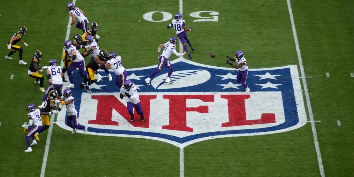 Mason crumples after vicious hit, Vikings left waiting