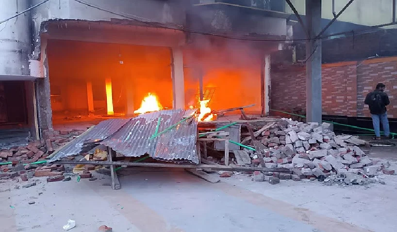 Mob torches ex-MP Nayan's abandoned Lakshmipur house twice