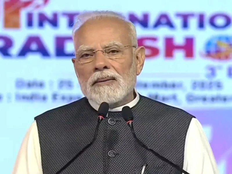 Modi flaunts India-made AK-203 Sher rifles at UP trade show