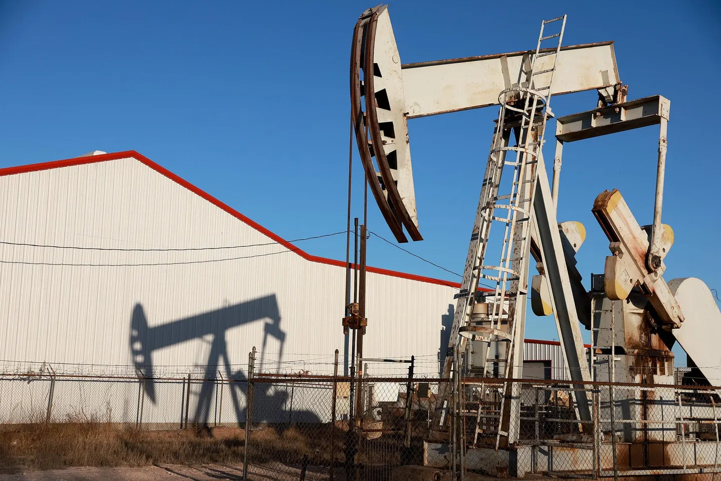 Oil Majors Tank While Young Wildcatters Cash In