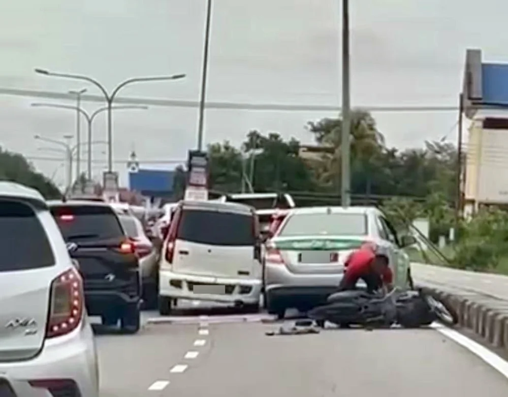 Perodua Kenari driver rams 8 vehicles, claims he fled in fear