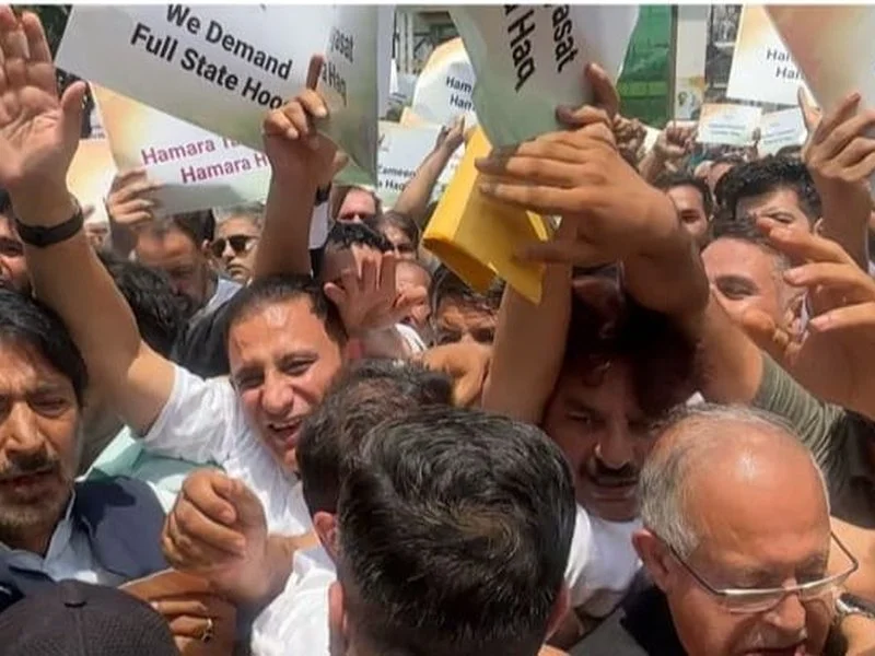 Police block Congress march in Srinagar demanding restoration of J&K statehood