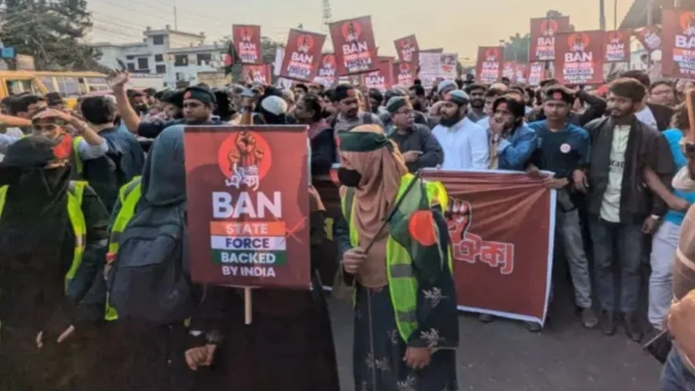 Protesters stall Gulshan, scream 'extradite Hasina'