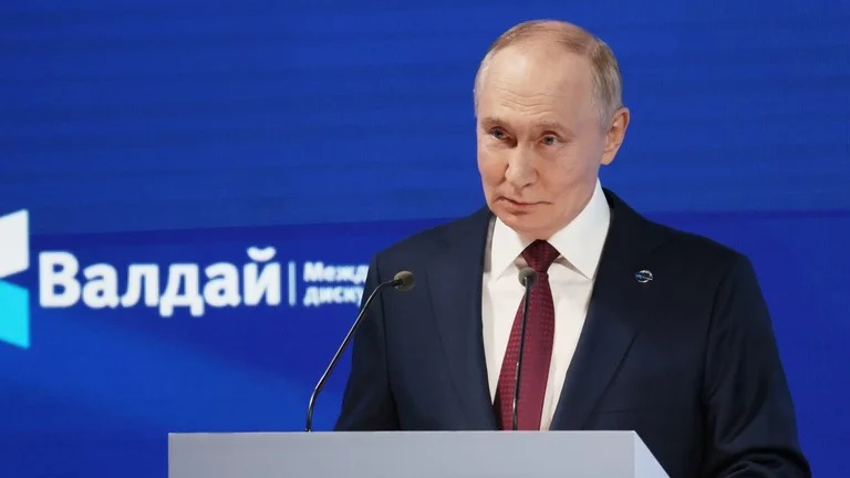 Putin admits contacts with Hamas, recalls Blair's pajamas