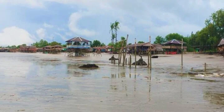 Saleaintan Beach braces for tide and tourists