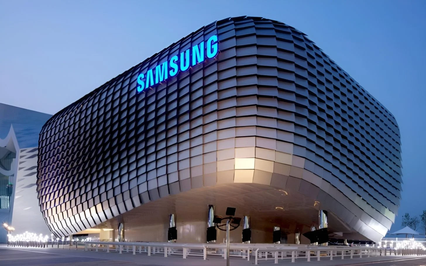 Samsung splits top job, bets on brainy chips