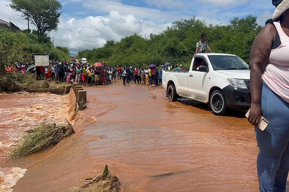 Searchers target three men lost to river at Tswinga bridge