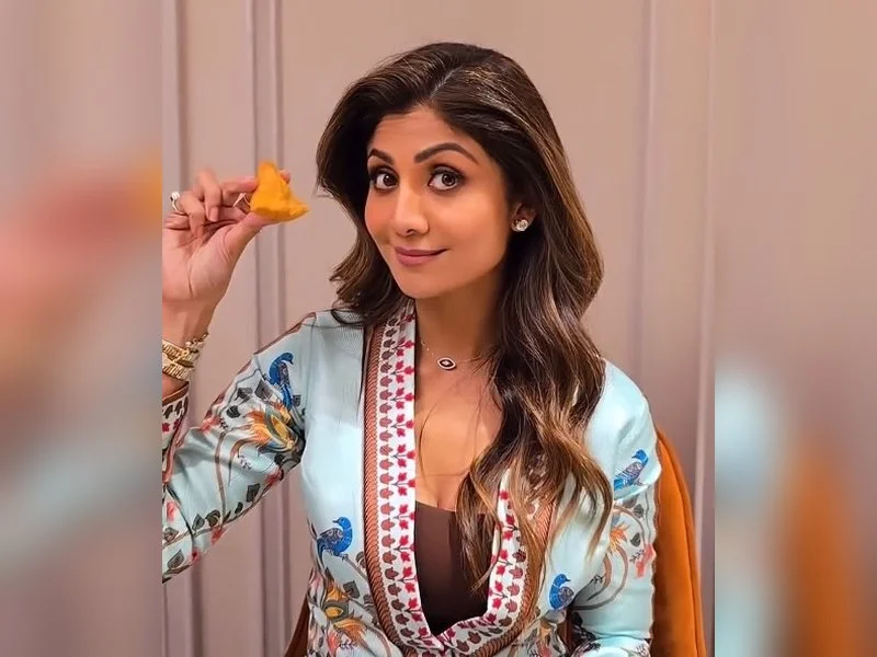 Shilpa Shetty calls a samosa a trimukhi fruit on cheat day