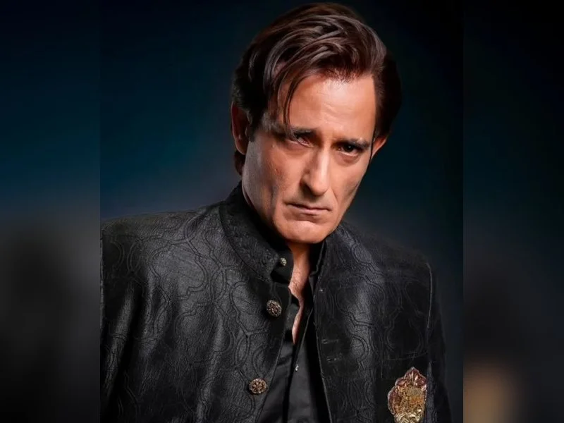 Smriti Irani hails Akshaye Khanna in Dhurandhar