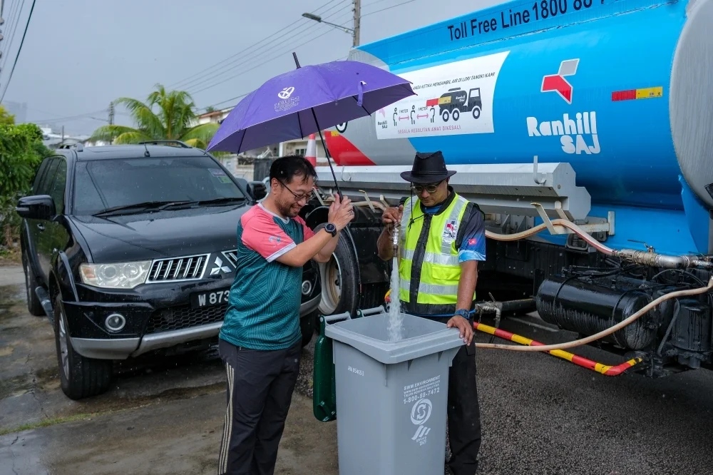 Sungai Johor sludge leaves 211k taps dry