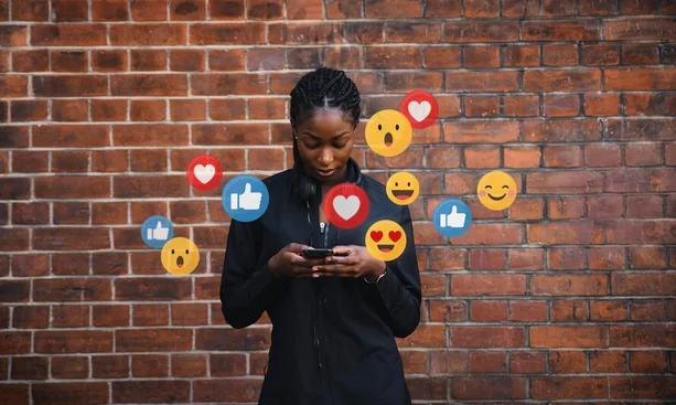 Teens trade selves for likes, mirrors glitch online