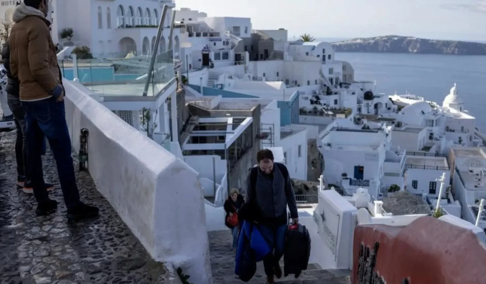 Thousands flee Santorini as quakes strike