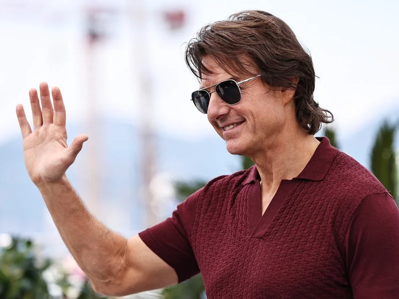 Tom Cruise bows to Jenkins after a royal family mix-up backstage