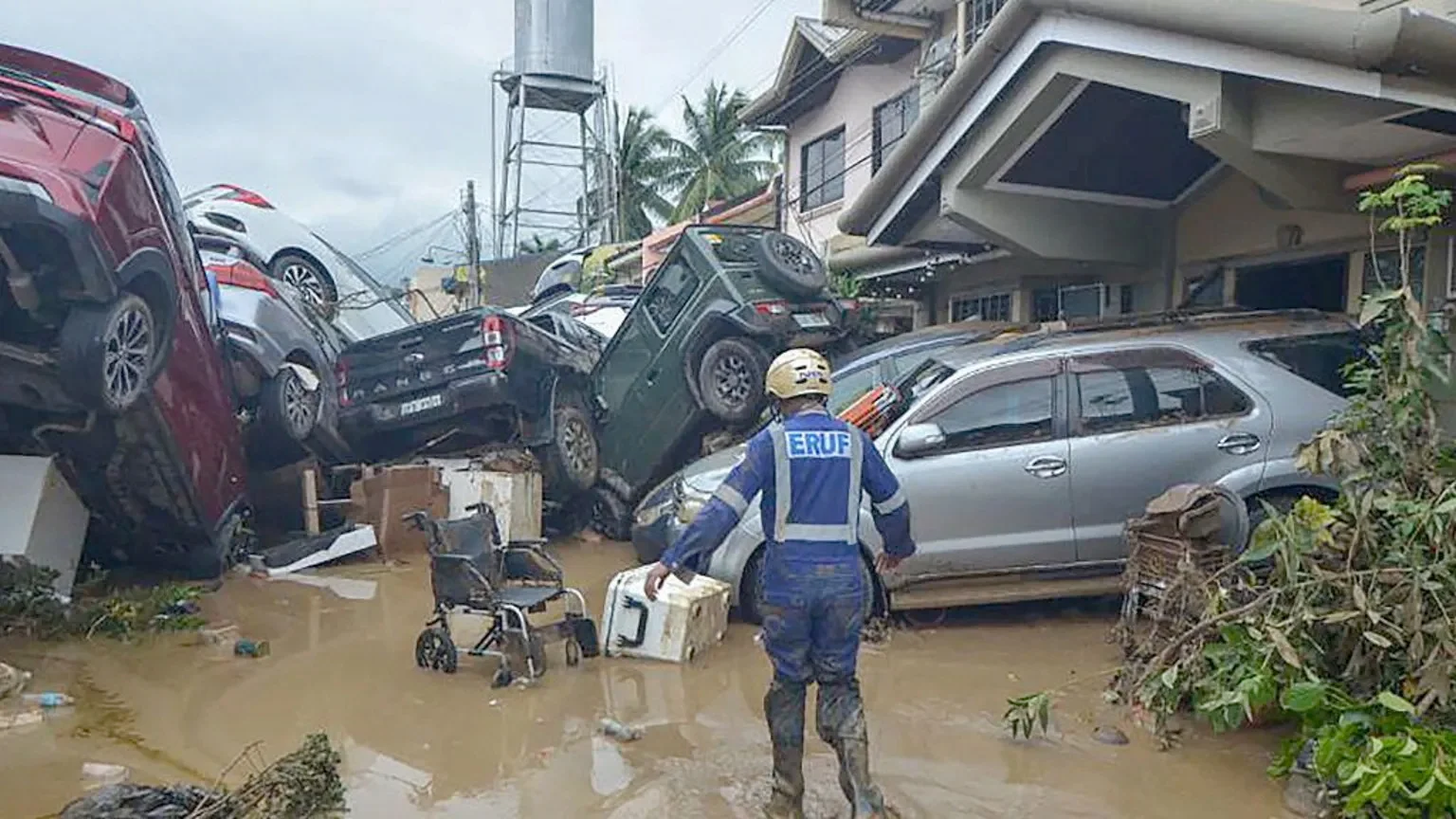 Typhoon kills 66, Cebu buried in flood hell