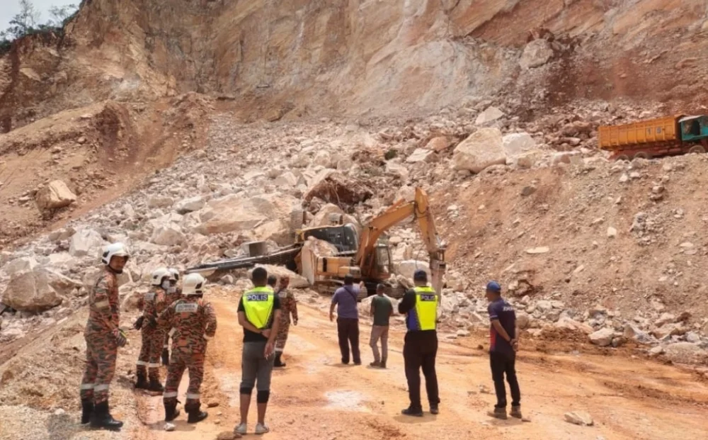 Ulu Gali Sungai Ruan rockfall crushes excavator driver Fazrul Rahman