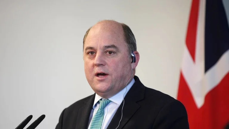 Wallace urges choking life from Crimea