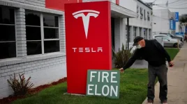 Musk Pulls Back on Trump Work After Tesla Slump.webp