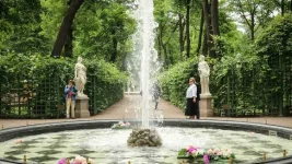 Petersburg Gardens Show Off Spring Blooms and Statues.webp